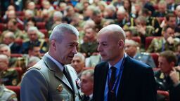 Szef Sztabu Generalnego Francji, generał Thierry Burkhard (z lewej) podczas otwarcia Paris Defence and Strategy Forum w Ecole Militaire w Paryżu