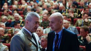 Szef Sztabu Generalnego Francji, generał Thierry Burkhard (z lewej) podczas otwarcia Paris Defence and Strategy Forum w Ecole Militaire w Paryżu