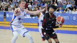 Tevin Brown (z piłką) rozegrał kapitalne zawody