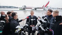 Prezydent Andrzej Duda rozmawia z dziennikarzami na lotnisku Okęcie w Warszawie przed wylotem do Rzymu