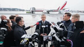Prezydent Andrzej Duda rozmawia z dziennikarzami na lotnisku Okęcie w Warszawie przed wylotem do Rzymu