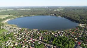 W sezonie letnim liczba turystów odwiedzających jezioro Firlej jest bardzo wysoka. Gmina chce usprawnić system poboru opłat za parkowanie