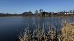 4 hektary lustra wody w środku osady daje wiele możliwości