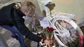 Rower pomalowany na biało symbolizuje śmierć rowerzystki