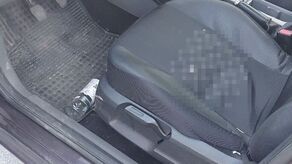 Pusta butelka wytoczyła się spod siedzenia kierowcy