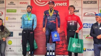 Adam Kuś (w niebieskim stroju) rozpoczął sezon od świetnego występu