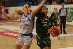 Stella Johnson (z piłką) zagrała świetne zawody