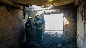 Mimo trwających rozmów i negocjacji, Rosjanie cały czas atakują Ukrainę i ostrzeliwują cele cywilne. Na zdjęciu Kijów i skutki uderzenia rosyjskiego drona kamikadze Shahed w budynek mieszkalny