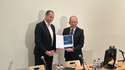 Dyrektor COZL, Piotr Rybak (z prawej) prezentuje certyfikat "Wymaganej jakości"