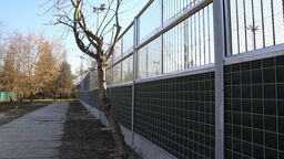 Ekran akustyczny przy SP nr 4 w Puławach