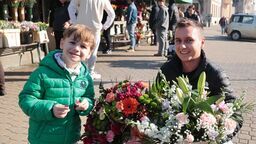 Dzień Kobiet w Lublinie – od rana ustawiają się kolejki po kwiaty