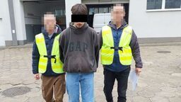 19-latek z Chełma prowadzony przez funkcjonariuszy policji 