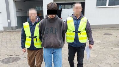 19-latek z Chełma prowadzony przez funkcjonariuszy policji 