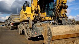 Ciężki sprzęt na budowie jednej z dróg na Lubelszczyźnie