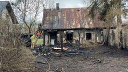 Kłęby dymu w centrum miasta. Spłonął pustostan 