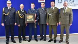 W środku - mł. insp. Rafał Skoczylas w trakcie uroczystości pożegnania z komendą powiatową w Puławach