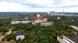 Prypeć, miasto położone nieopodal elektrowni, zostało ewakuowane dzień po wybuchu. Miasto opuściło około 50 000 mieszkańców