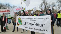 Górnicy Związku Zawodowego „Przeróbka” podczas manifestacji w Lublinie