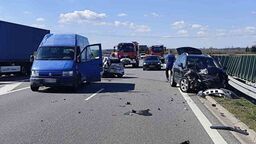 Przegapiła zjazd na ekspresówce i zaczęła cofać: trzy auta uszkodzone 