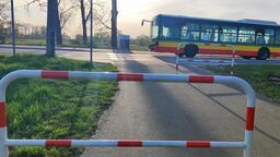 Barierki na ścieżce rowerowej przy wyjeździe na aleję Tysiąclecia