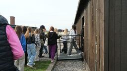 Młodzież z lubelskiej szkoły poznawała historię obozu koncentracyjnego na Majdanku