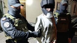 Po ucieczce ze szpitala psychiatrycznego podejrzany o zabójstwo ojca i brata Bartłomiej B. przez ponad tydzień był ścigany. Zamierzał przedostać się za granicę. Nie zdążył. Został zatrzymany