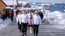 Jens-Frederik Nielsen (pierwszy z lewej) podczas pochodu ulicami Nuuk