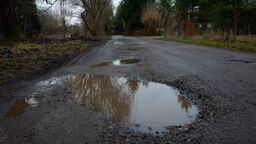 „Płacimy podatki, a żyjemy jak w zapomnianej dzielnicy”. Mieszkańcy Janowskiej walczą o remont