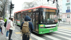 Koszykarze będą jeździć komunikacją miejską. I rozdawać niespodzianki