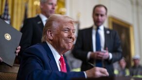 Trump: zwiększam cła na Chiny, zawieszam taryfy dla innych krajów