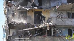 Rosjanie cały czas atakują rakietami i dronami ukraińskie miasta. Na zdjęciu: uszkodzony po wtorkowym rosyjskim ataku rakietowym blok mieszkalny w Zaporożu. Jedna osoba zginęła, a 23 inne osoby zostały ranne, w tym czworo dzieci
