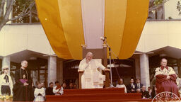 Jan Paweł II na tronie papieskim na dziedzińcu KUL w czasie spotkania ze społecznością akademicką