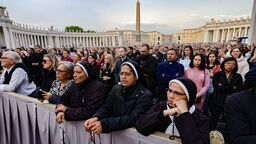Wierni na placu Świętego Piotra w Watykanie modla się po śmierci papieża Franciszka 