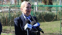 Marta Wcisło przy puławskim Orliku. Za otwarcie tego boiska wbrew orzeczeniu sądu karę aresztu ma ponieść prezydent Puław