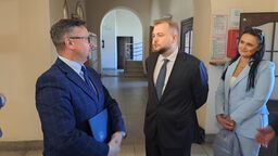 Po konferencjach politycy kurtuazyjnie wymienili uwagi w holu lubelskiego ratusza