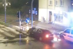 Chciał uciec policjantom. Jazdę zakończył na słupie