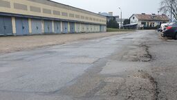 Sadowa to osiedlowa ulica prowadząca w stronę Pszczelej, garaży oraz SP nr 11