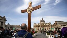 Wierni na placu Świętego Piotra modlą się po śmierci papieża Franciszka