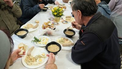 Prawie jak w domu. Wielkanocne śniadanie u Brata Alberta