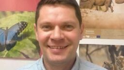 Od kandydatów na nowego zastępcę dyrektora wymagano wyższego wykształcenia przyrodniczego, menadżerskiego lub prawniczego, ale również co najmniej 6-letniego stażu pracy na stanowisku kierowniczym w ogrodzie zoologicznym będącym członkiem EAZA lub Rady Dyrektorów Polskich Ogrodów Zoologicznych i Akwariów. Tomasz Zwolak te wymagania spełnił.