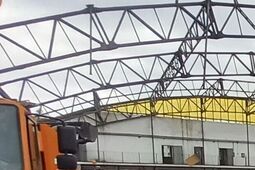 Jednostka rośnie w siłę i nowe budynki. Przez miesiąc rozbierali zabytkowy hangar lotniczy