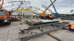 Jednostka rośnie w siłę i nowe budynki. Przez miesiąc rozbierali zabytkowy hangar lotniczy