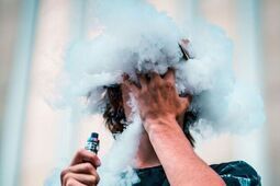 Zakaz sprzedaży wszystkich typów e-papierosów nieletnim. Sejm przegłosował. Co teraz?