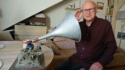 Przygotowałem miejsce w piwnicy, wniosłem meble, zamówiłem szyld, a żonie powiedziałem, że od tej pory jestem kustoszem – odpowiada Marek Naumiuk