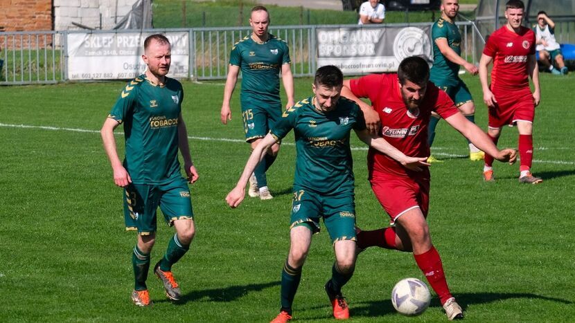 Piłkarze Victorii Łukowa (zielone stroje) w 23. kolejce odnieśli 15. zwycięstwo w tym sezonie