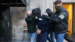 CZwarte, 8 maja: Mieszko R. wyprowadzany po zakończeniu przesłuchania z siedziby Prokuratury dla Warszawy-Śródmieścia