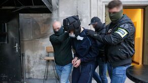 CZwarte, 8 maja: Mieszko R. wyprowadzany po zakończeniu przesłuchania z siedziby Prokuratury dla Warszawy-Śródmieścia