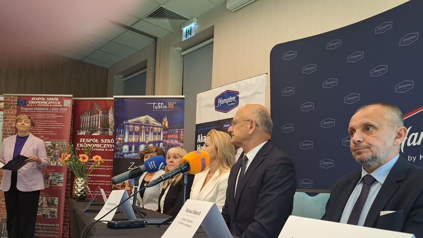 Konferencja przed podpisaniem porozumienia w hotelu Hampton by Hilton