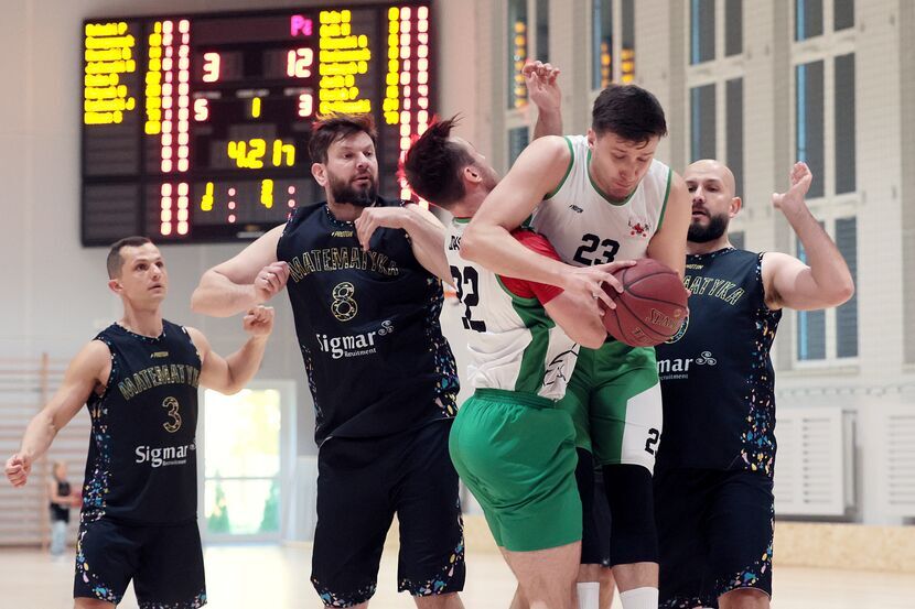 Rywalizacja pomiędzy Patobasketem (biał-zielone stroje) i Matematyką jest bardzo wyrównana
