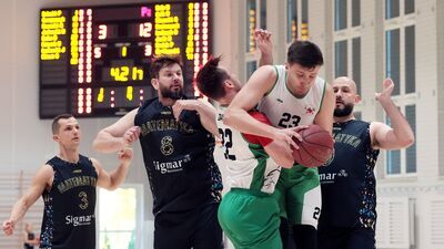 Rywalizacja pomiędzy Patobasketem (biał-zielone stroje) i Matematyką jest bardzo wyrównana